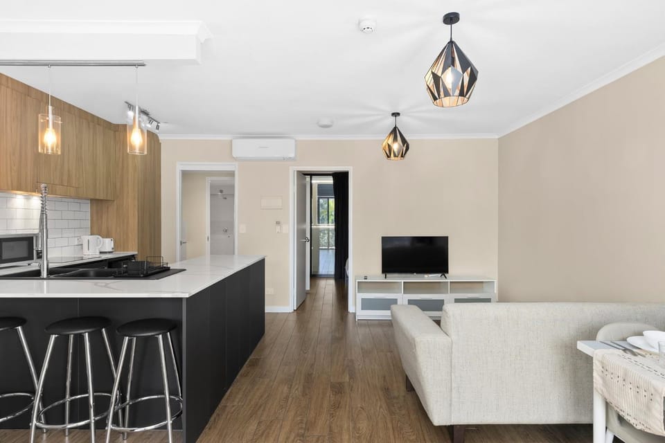 Modern Tropical 1BR Oasis in Spring Hill Apartment in Brisbane City