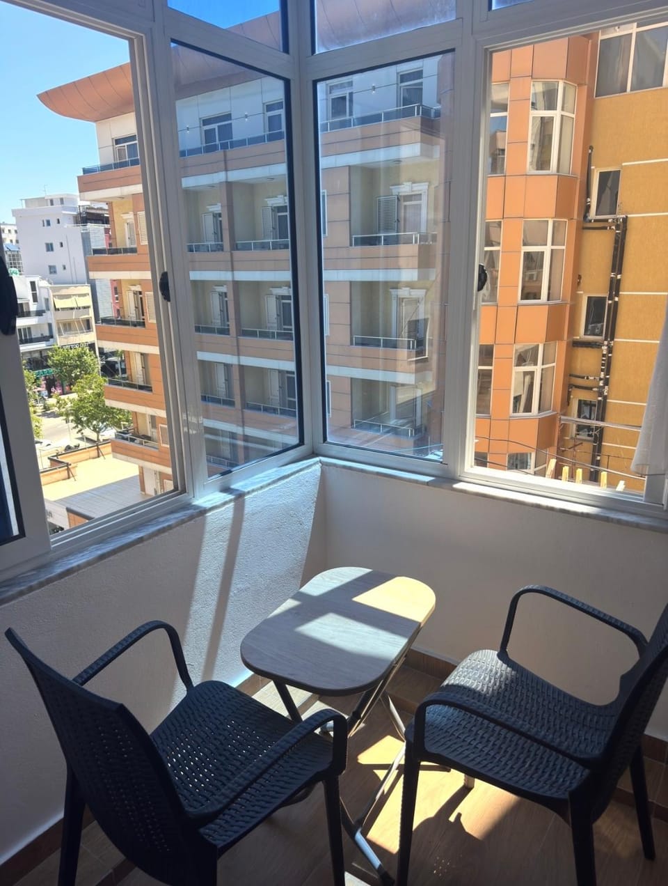 Property building, Patio, Living room, Seating area, Dining area
