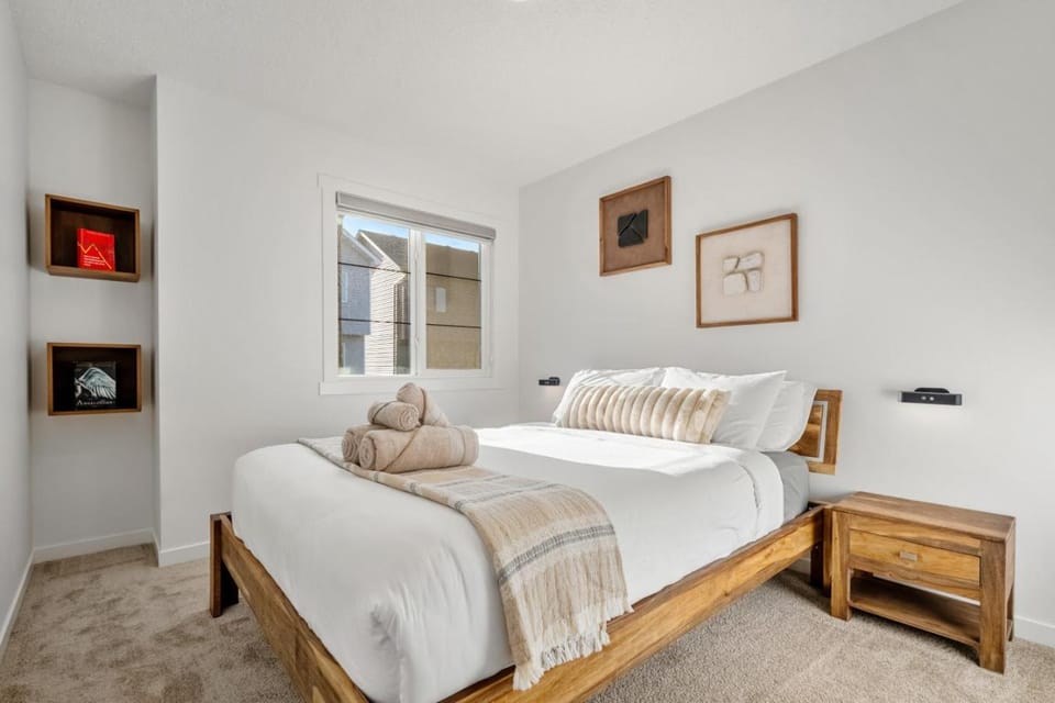 Single Detached Full House with Ping Pong King Bed and Garage House in Edmonton