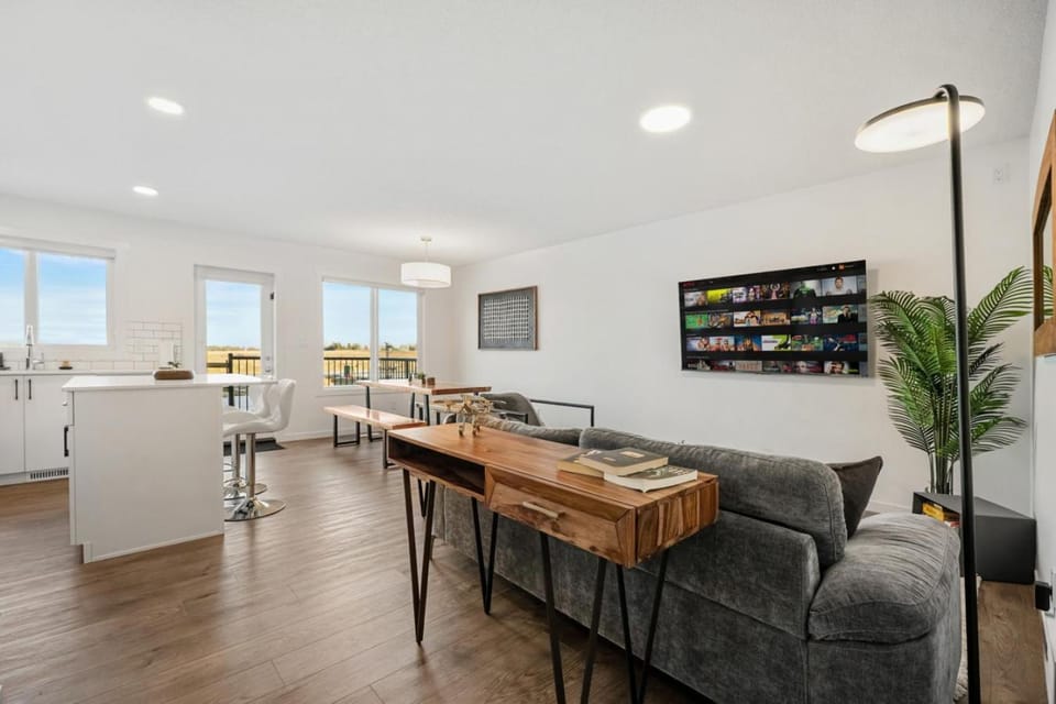 Single Detached Full House with Ping Pong King Bed and Garage House in Edmonton
