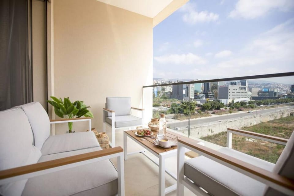 View (from property/room), Balcony/Terrace, Seating area, Dining area, City view