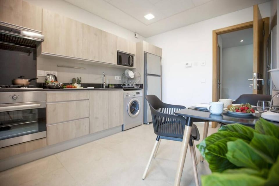 Coffee/tea facilities, Dining area, microwave, oven, stove, washing machine, dryer, kitchen