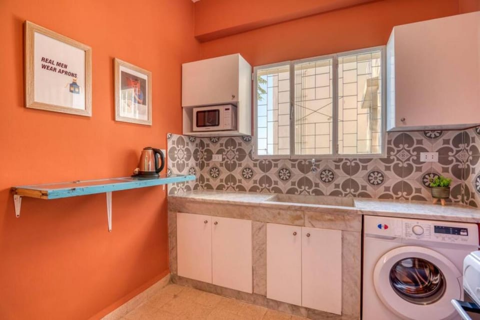 Coffee/tea facilities, microwave, oven, washing machine, dryer, kitchen