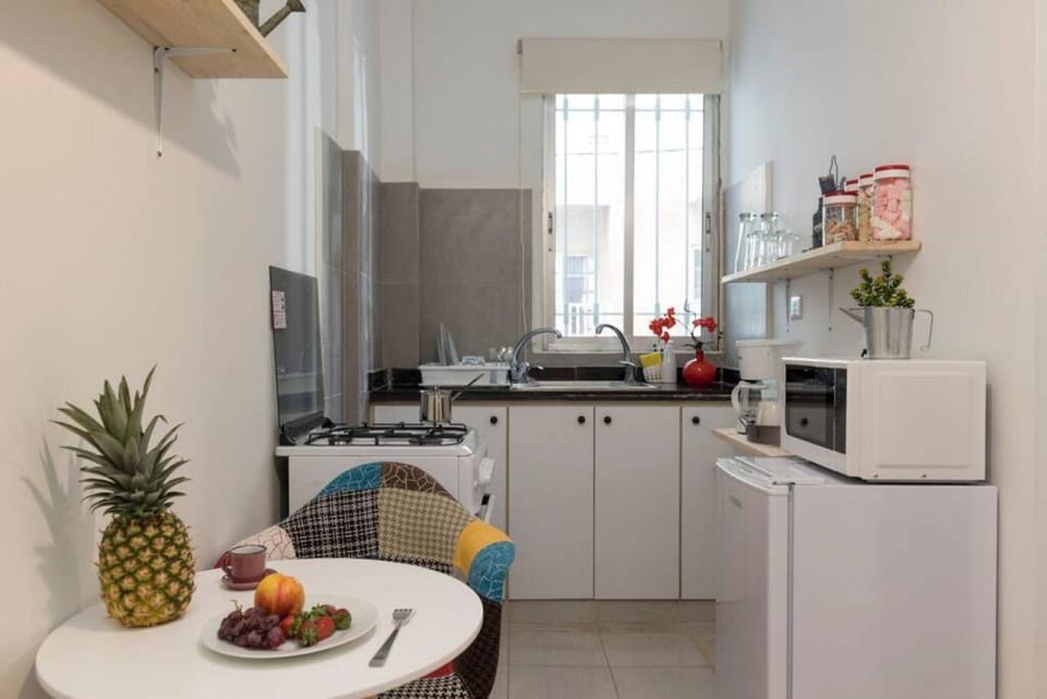 Coffee/tea facilities, Dining area, microwave, minibar, oven, stove, kitchen