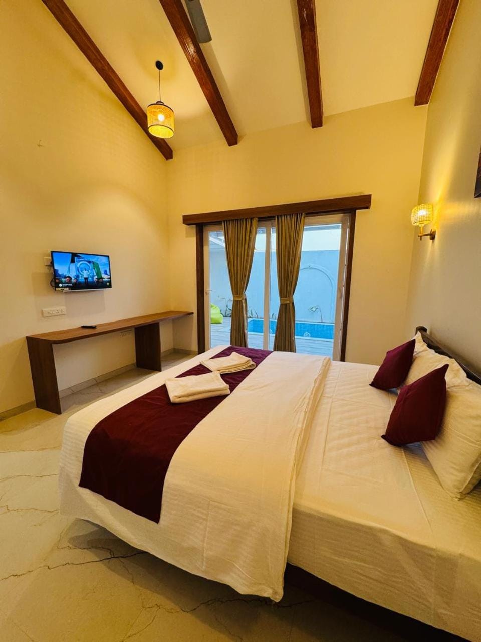 Bed, TV and multimedia, Photo of the whole room, Bedroom