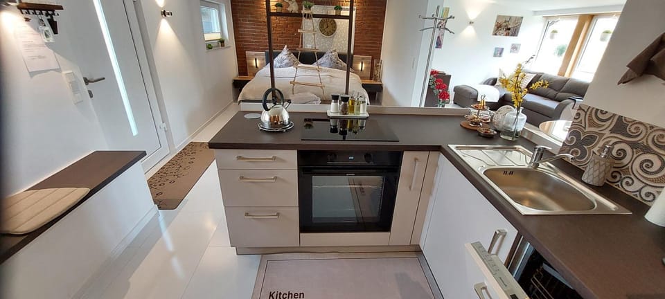 Coffee/tea facilities, Kitchen or kitchenette, Bedroom, oven, stove