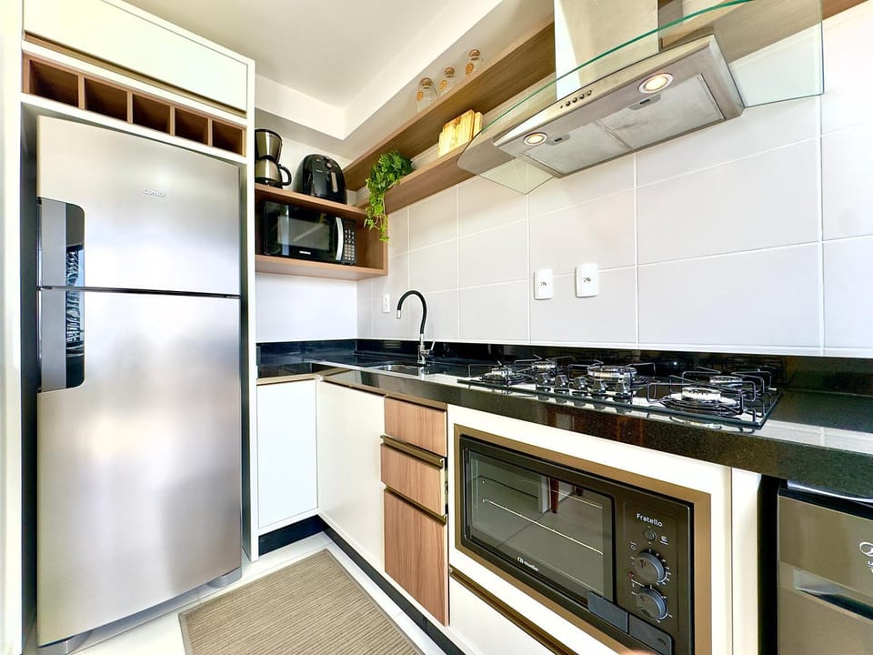 Kitchen or kitchenette, minibar, oven, stove