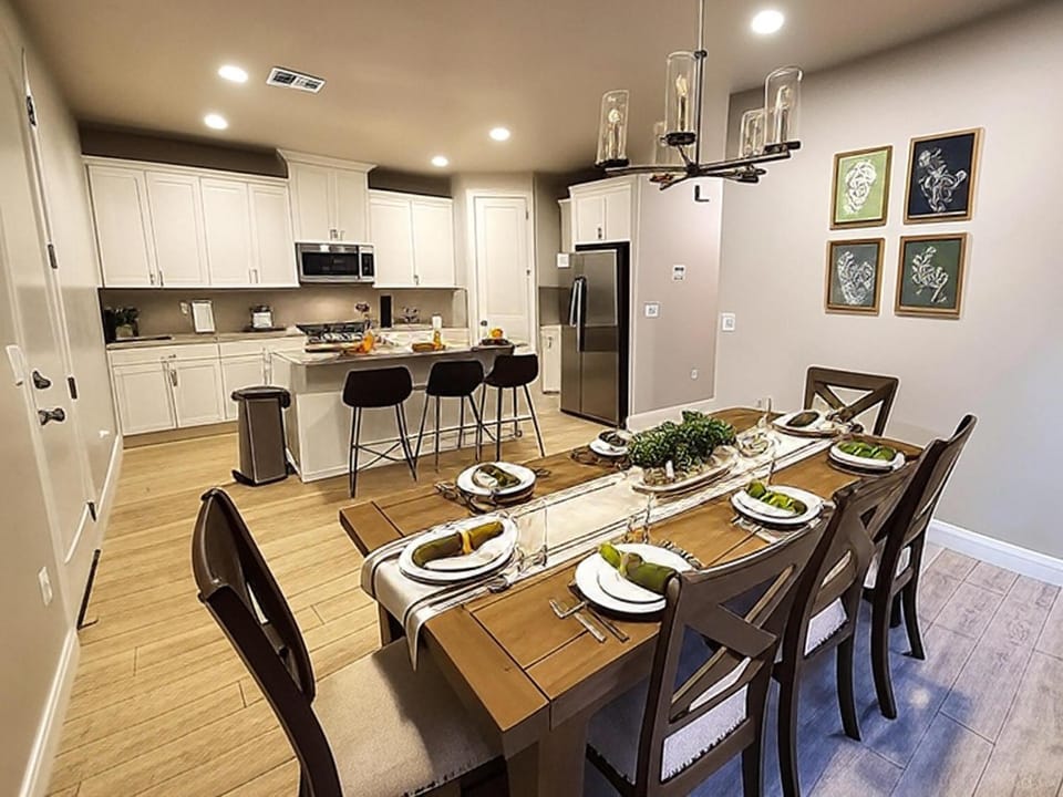Kitchen or kitchenette, Food and drinks, Dining area, Food, oven, stove