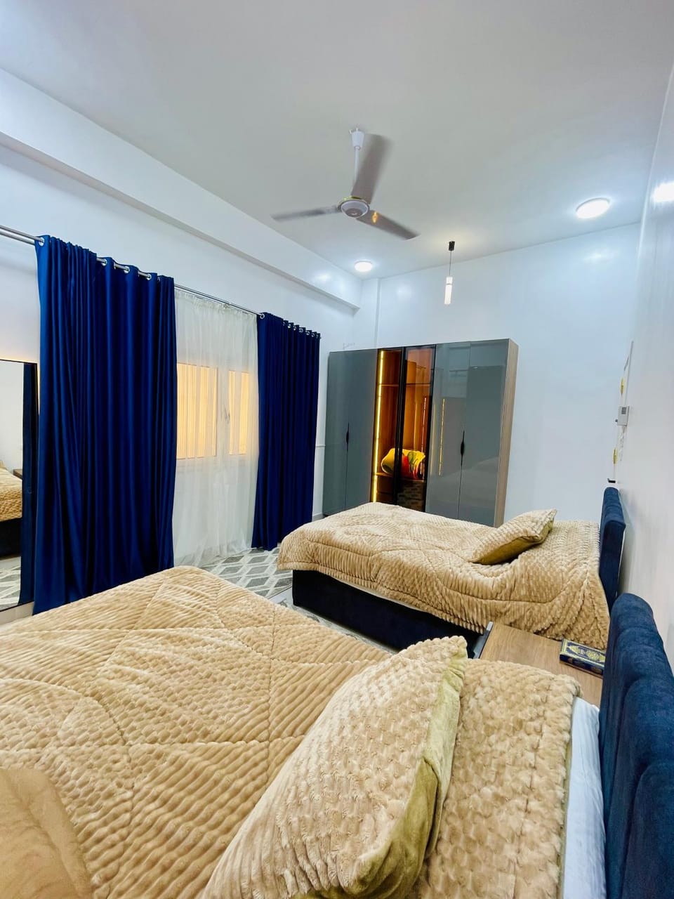 Bed, Photo of the whole room, Bedroom, fireplace, air conditioner