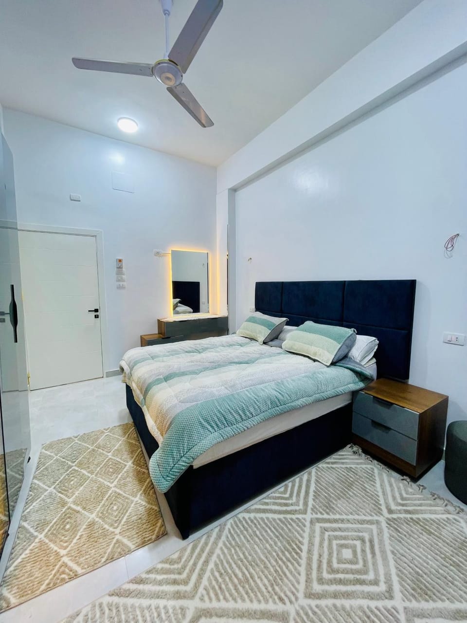 Bed, Photo of the whole room, Bedroom, fireplace, wardrobe
