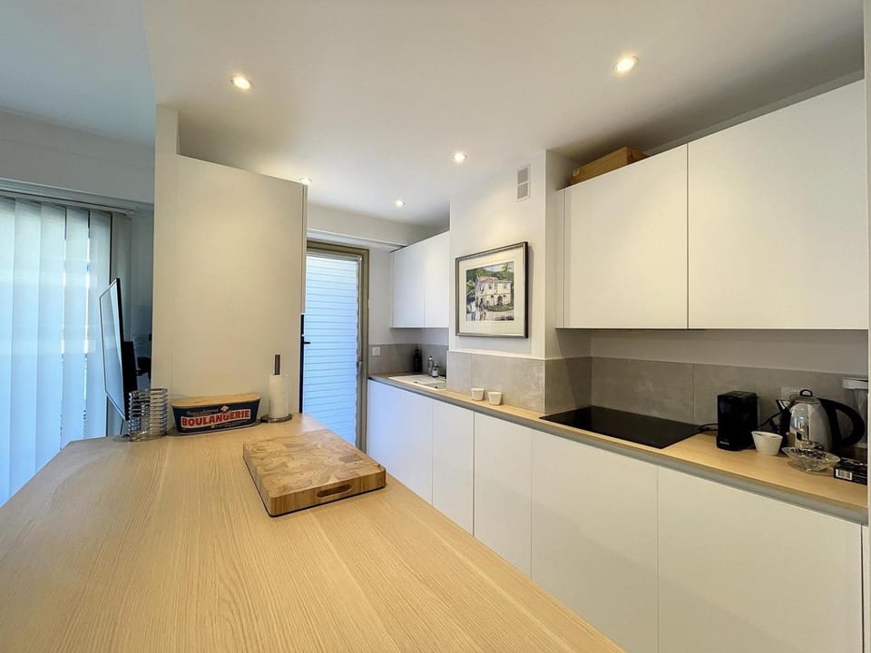 Coffee/tea facilities, Kitchen or kitchenette, stove