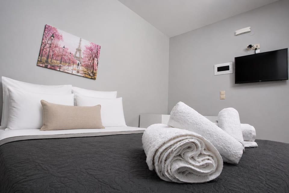 Bed, TV and multimedia, Photo of the whole room, Bedroom, towels