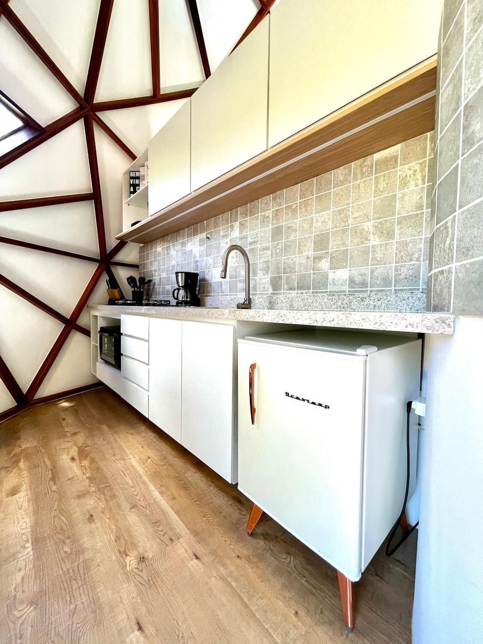Kitchen or kitchenette, minibar, stove