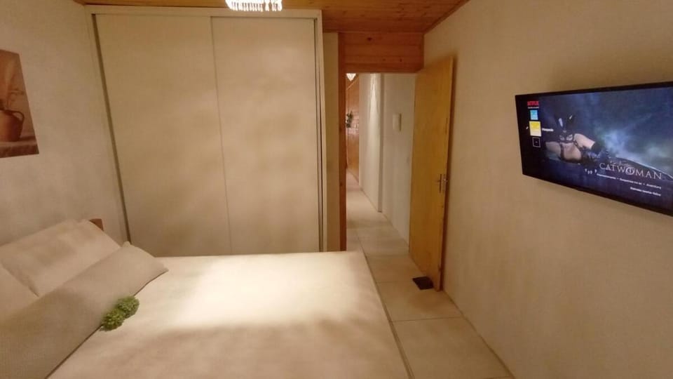 Bed, TV and multimedia, Photo of the whole room, Bedroom, wardrobe