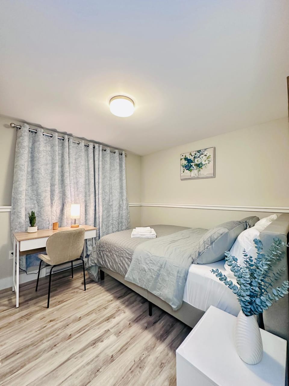 Photo of the whole room, Bedroom