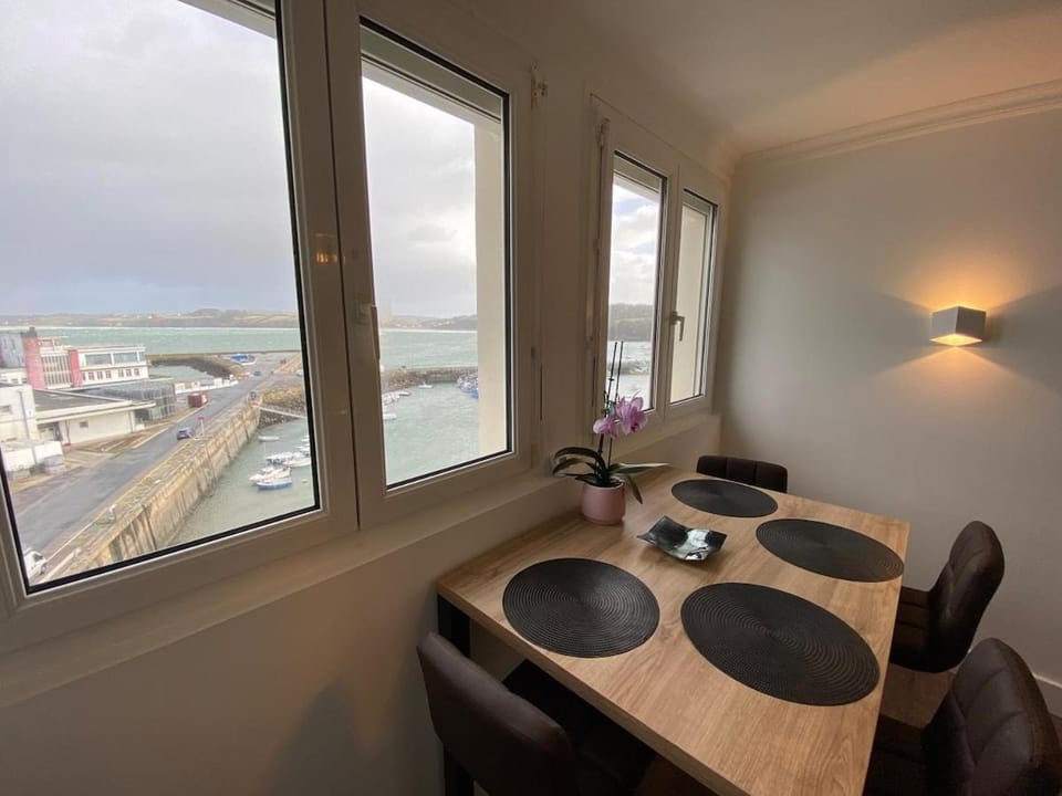 Seating area, Dining area, Sea view