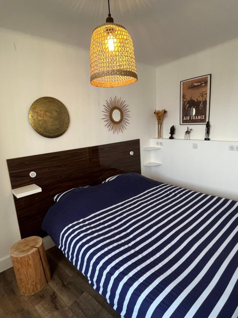 Photo of the whole room, Bedroom