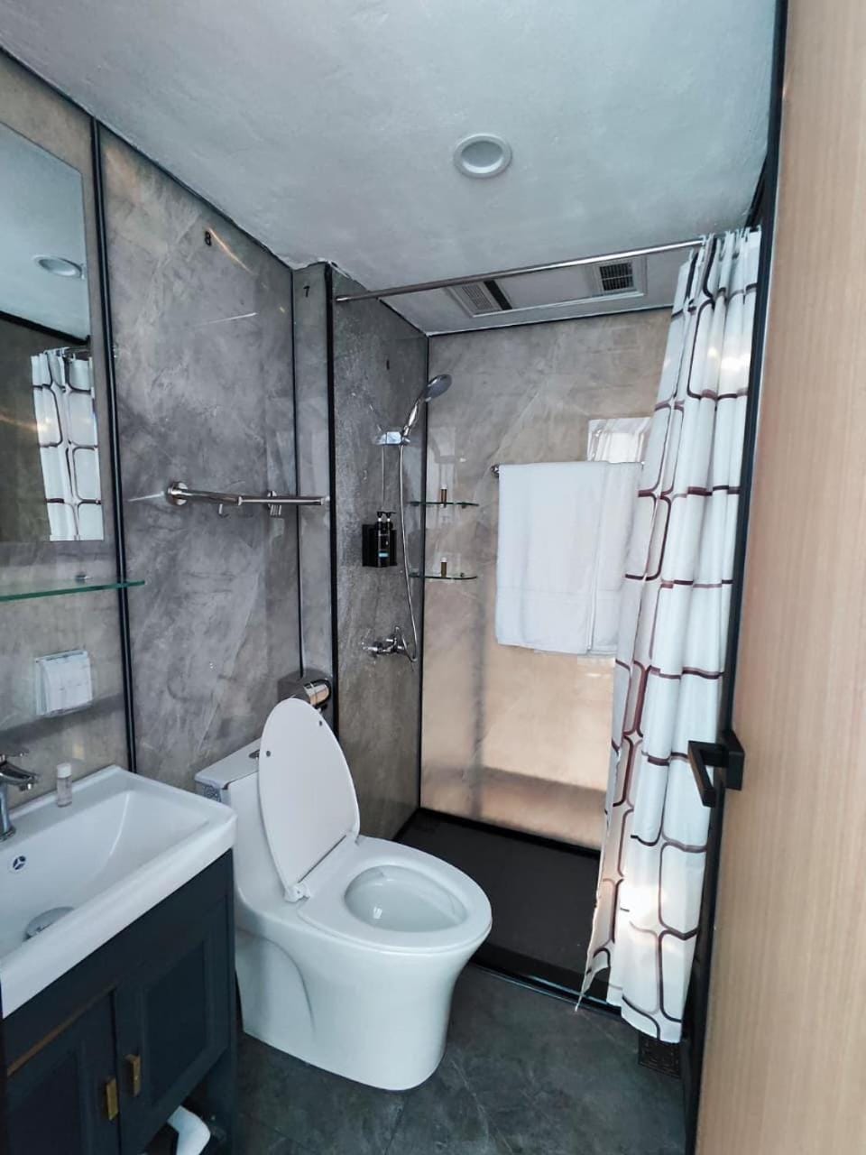 Shower, Toilet, Bathroom, towels