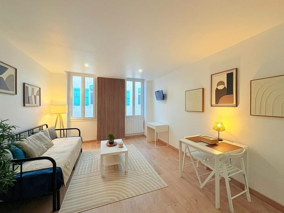 Bed, Living room, Photo of the whole room, Seating area, Dining area, Bedroom