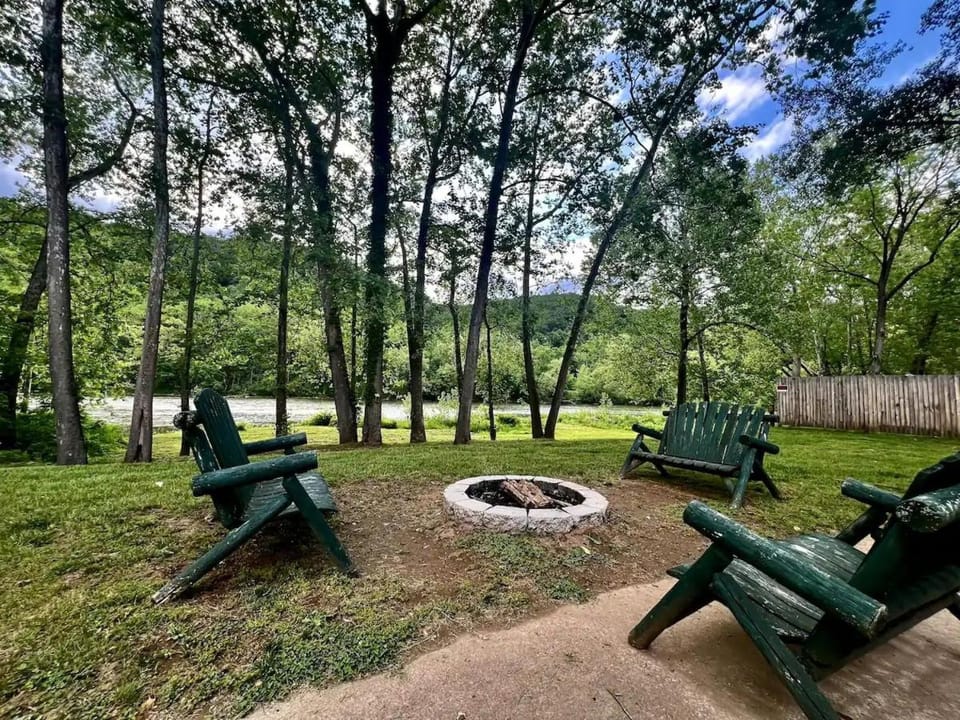 Intimate Riverside Treehouse Cabin Escape, Hot Tub, Mountains, and Starlit Nights Cabin in Shenandoah Valley