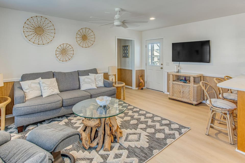Steps to Sand! Home w/ 3 Decks in Sunset Beach House in Sunset Beach
