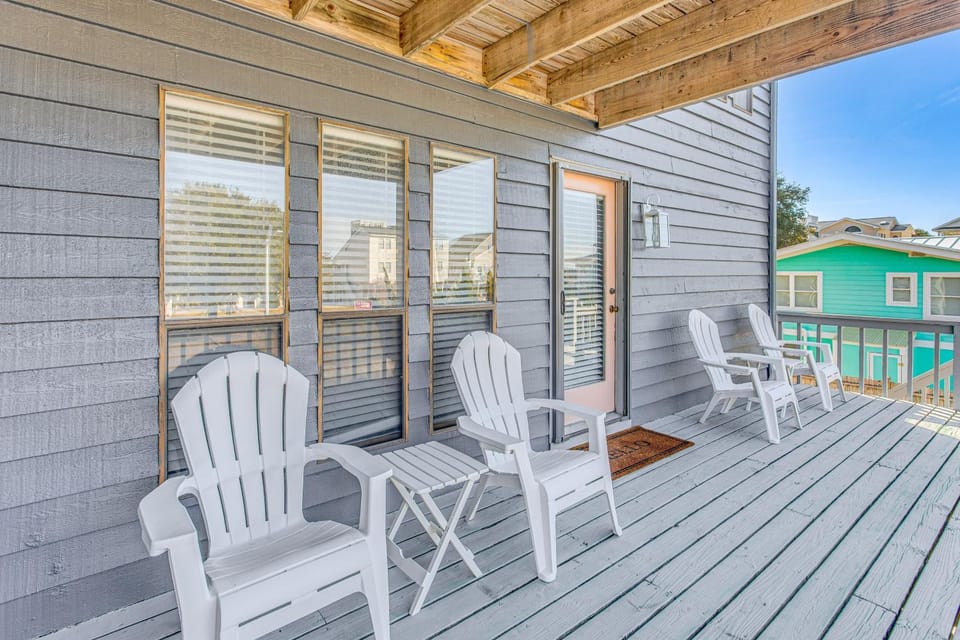 Steps to Sand! Home w/ 3 Decks in Sunset Beach House in Sunset Beach