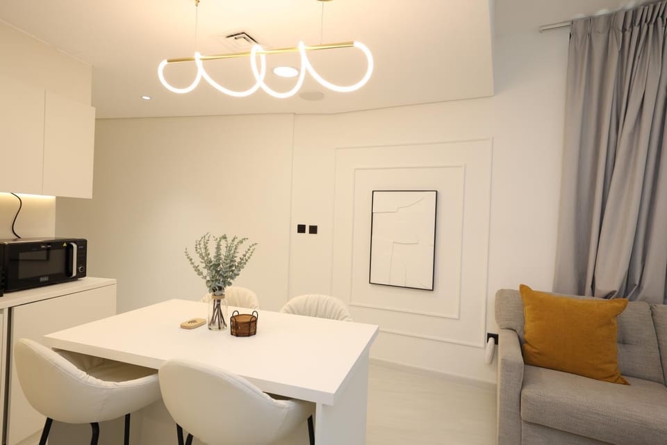 Kitchen or kitchenette, Living room, Seating area, Dining area