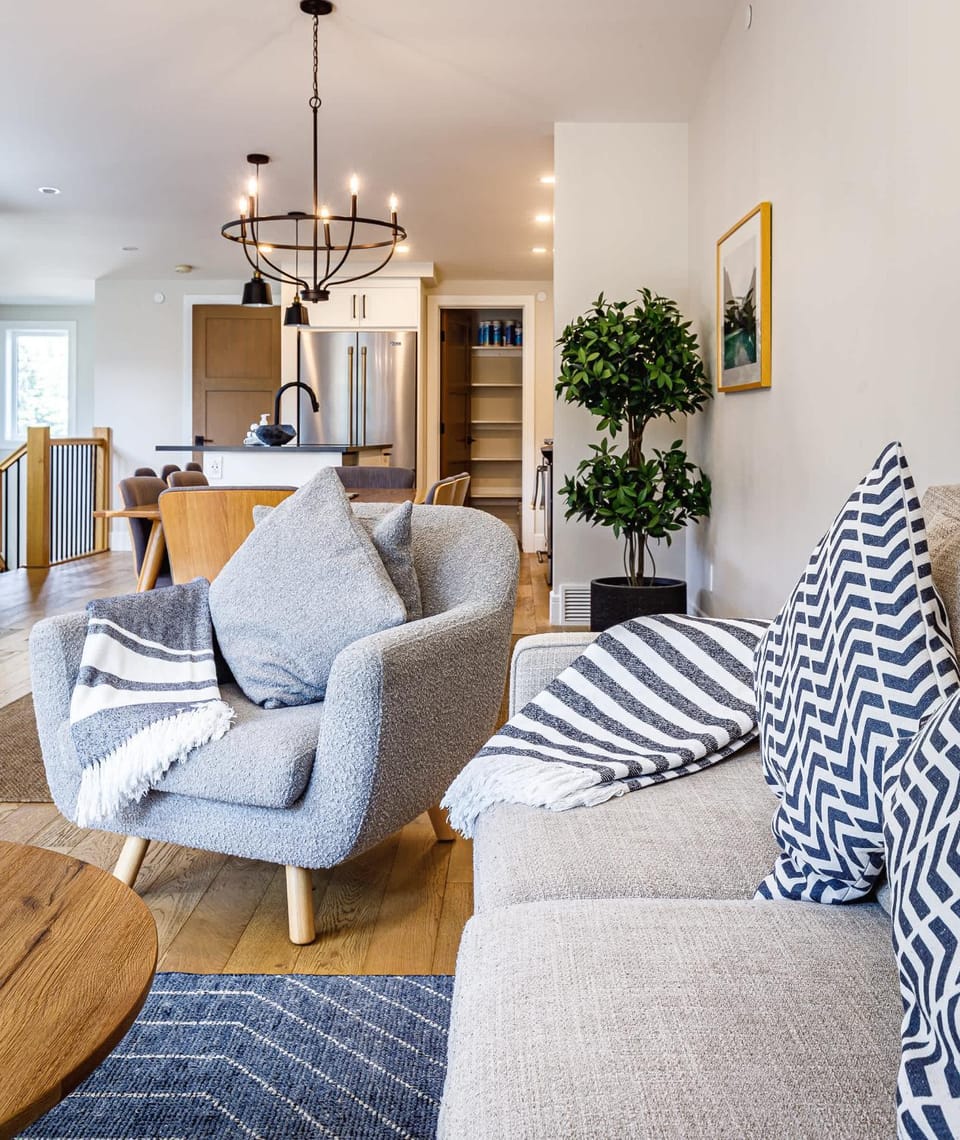 Rundleview - Impeccable Design and Private Hot Tub House in Canmore