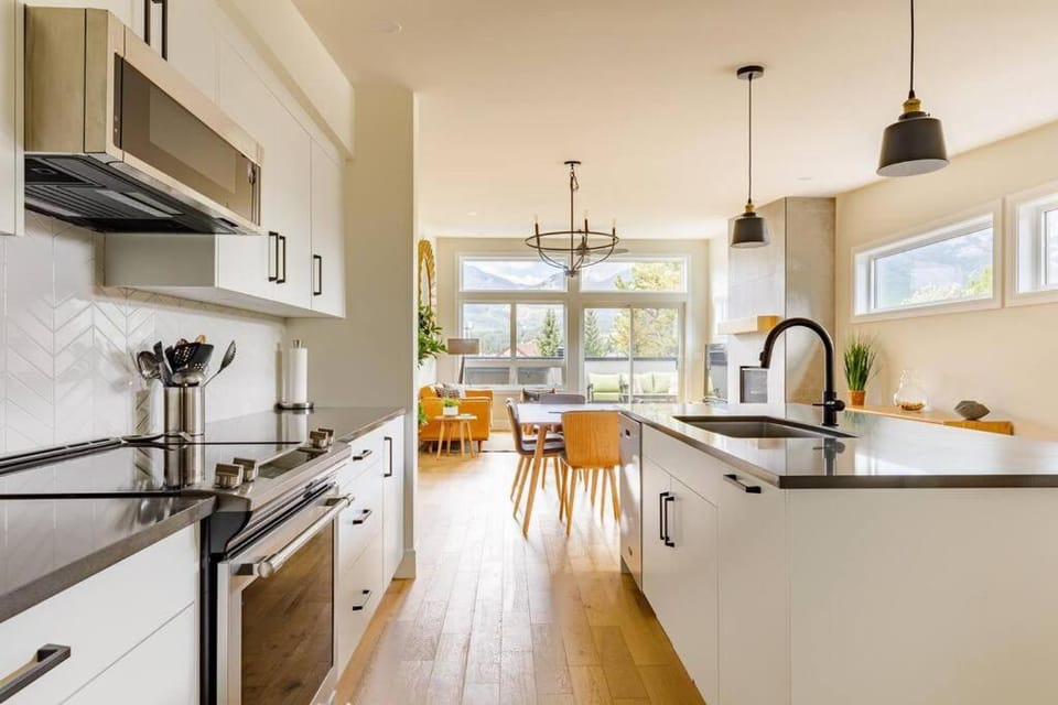Kitchen or kitchenette, Dining area, dishwasher, stove