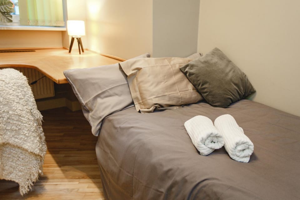 Bed, Bedroom, towels