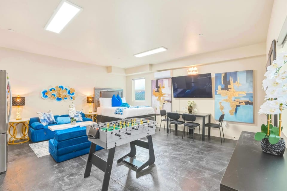 J - Lovely 3BR Family Home by Universal with Private Parking, Patio, Grill & Games - FIFA World Cup SoFi House in North Hills