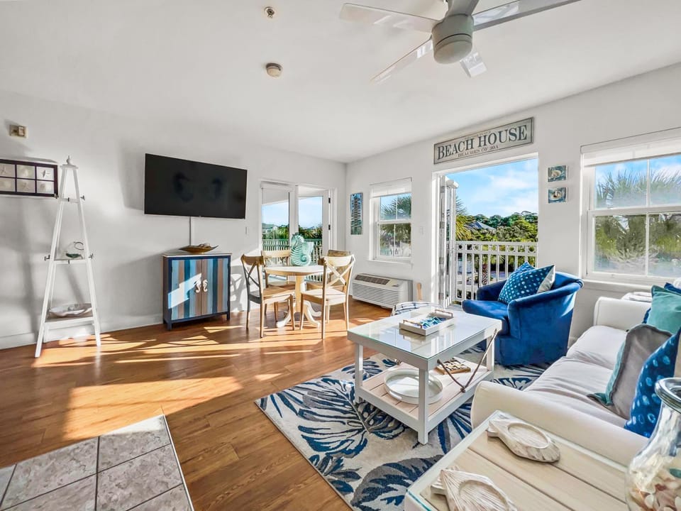 Golden on 30A l Gulf Views l Pool & hot tub l Tennis l Walk to Shops and Restaurants House in South Walton County