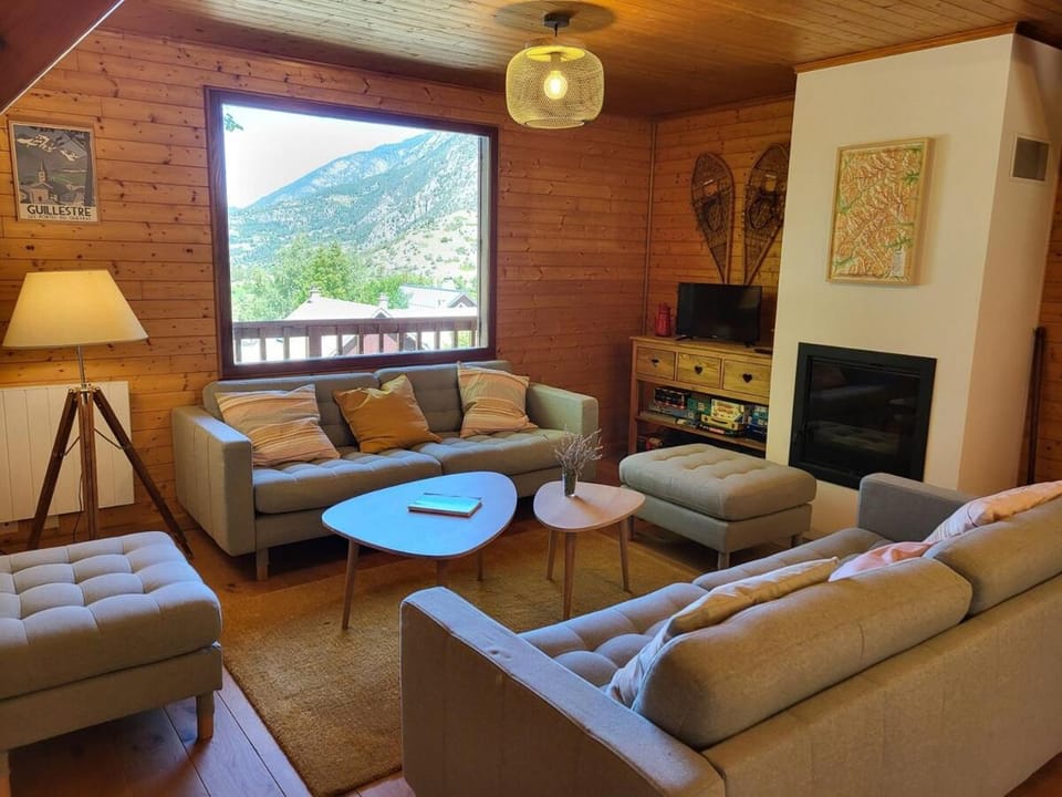 Natural landscape, TV and multimedia, Living room, Mountain view, fireplace