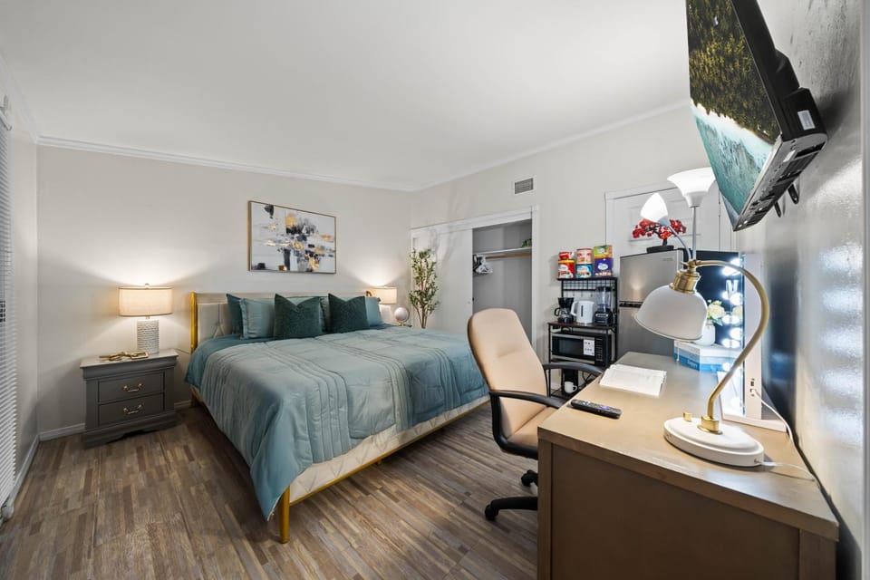 Entire Private Studio with King Bed, Bathroom, 1 Parking, Available Now House in Casa De Oro-Mount