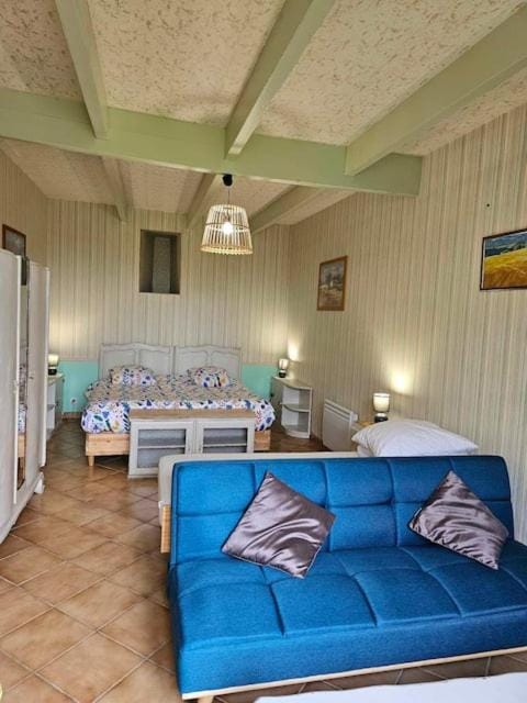 Bed, Living room, Photo of the whole room, Seating area