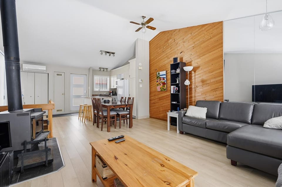 The refuge of the slopes, ski in, ski out Chalet in Quebec