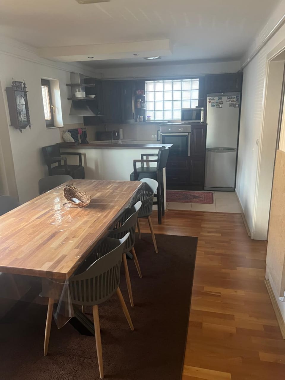 Kitchen or kitchenette, Dining area