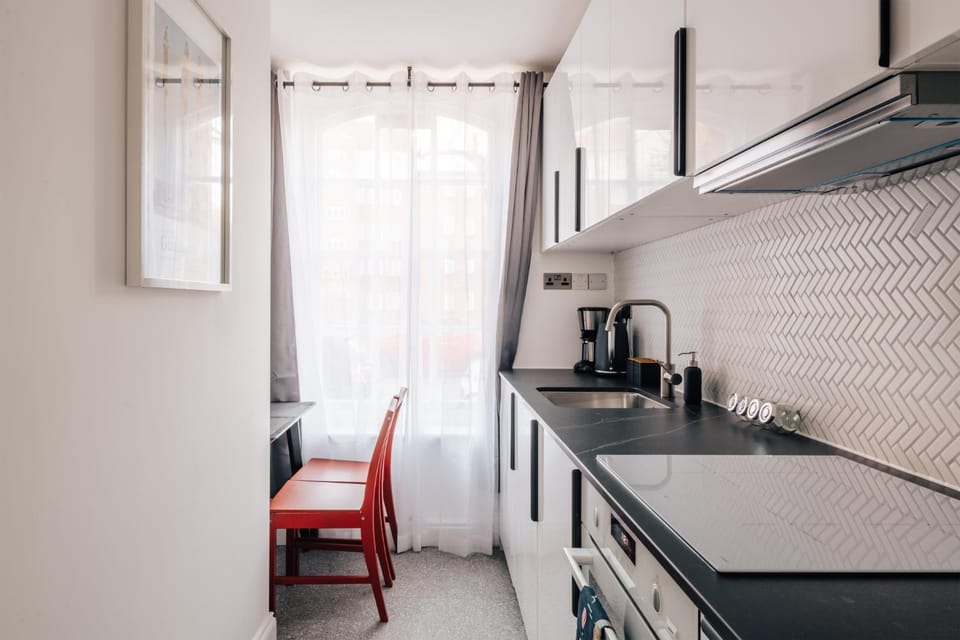 Coffee/tea facilities, Kitchen or kitchenette, Dining area, microwave, oven, stove, toaster, kitchen, kitchen