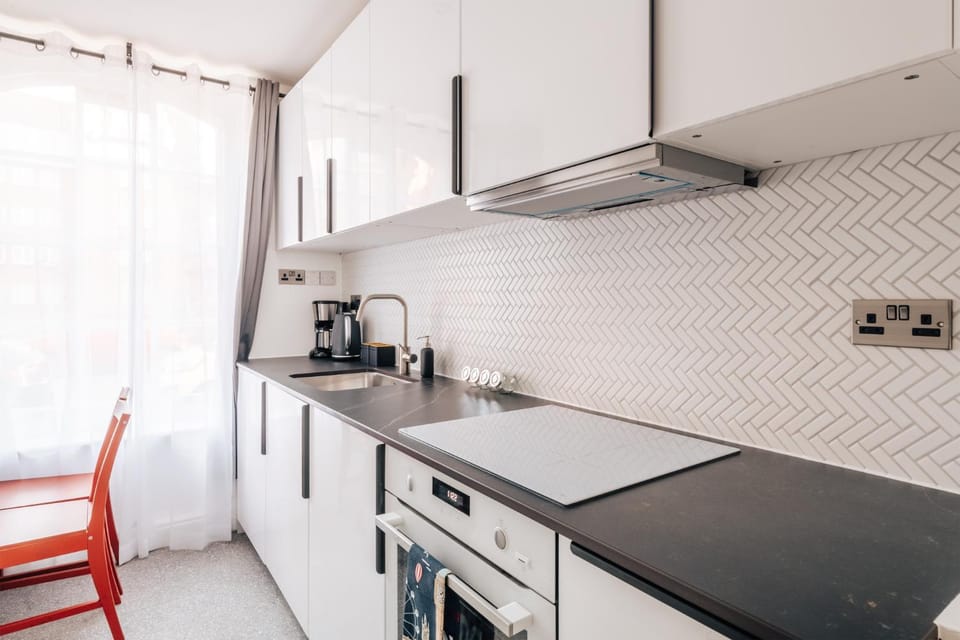 Coffee/tea facilities, Kitchen or kitchenette, Dining area, microwave, toaster, washing machine, dryer, kitchen