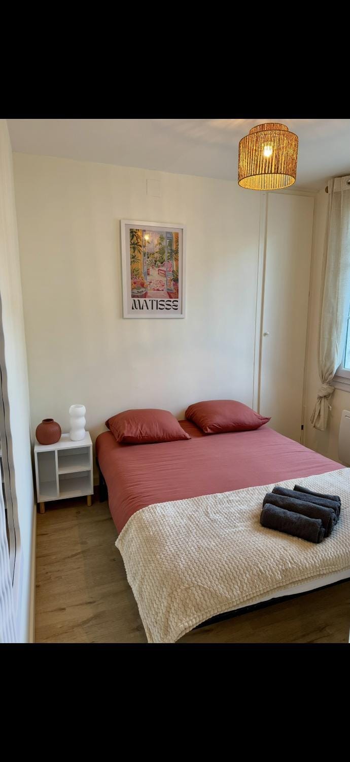 Bed, Photo of the whole room, Bedroom