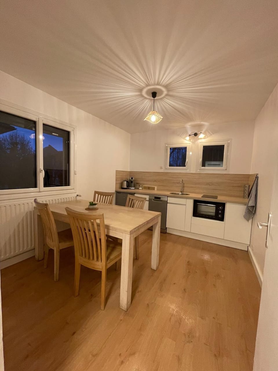 Kitchen or kitchenette, Dining area, stove