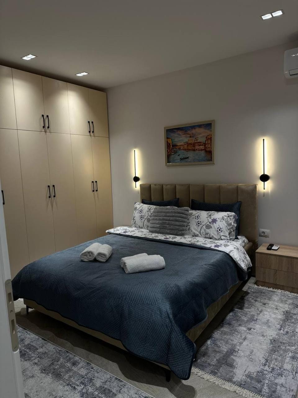 Photo of the whole room, Bedroom