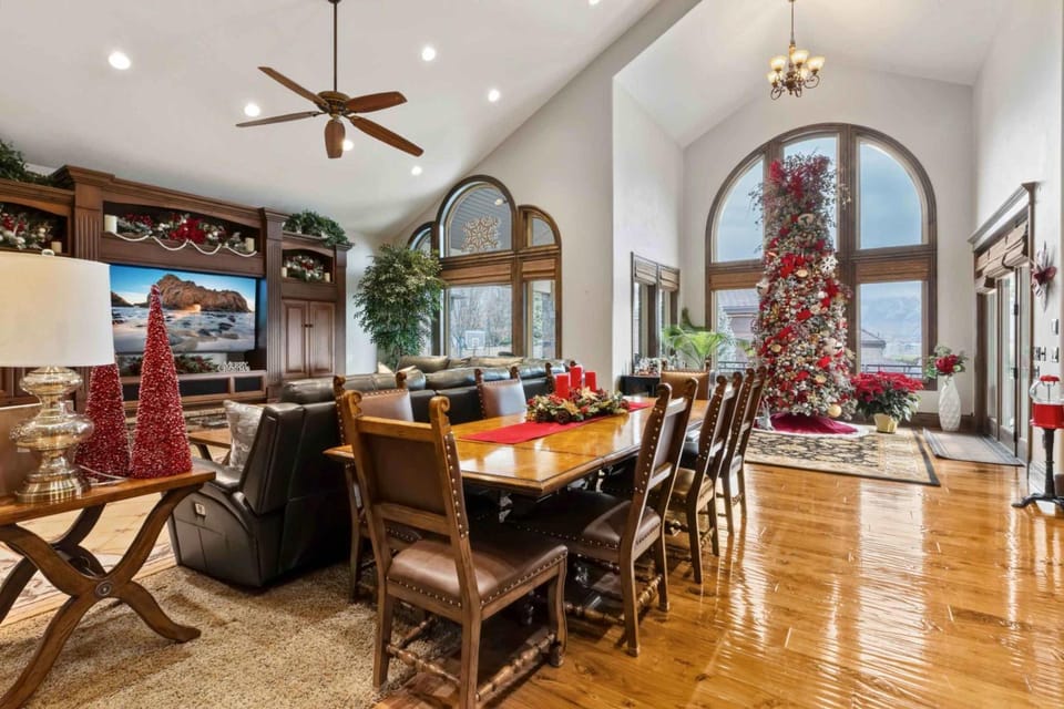 Riverton Luxury Estate with Private Pool - Family Theatre Hot Tub Gym House in Draper
