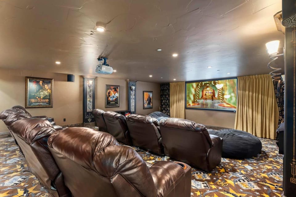Riverton Luxury Estate with Private Pool - Family Theatre Hot Tub Gym House in Draper