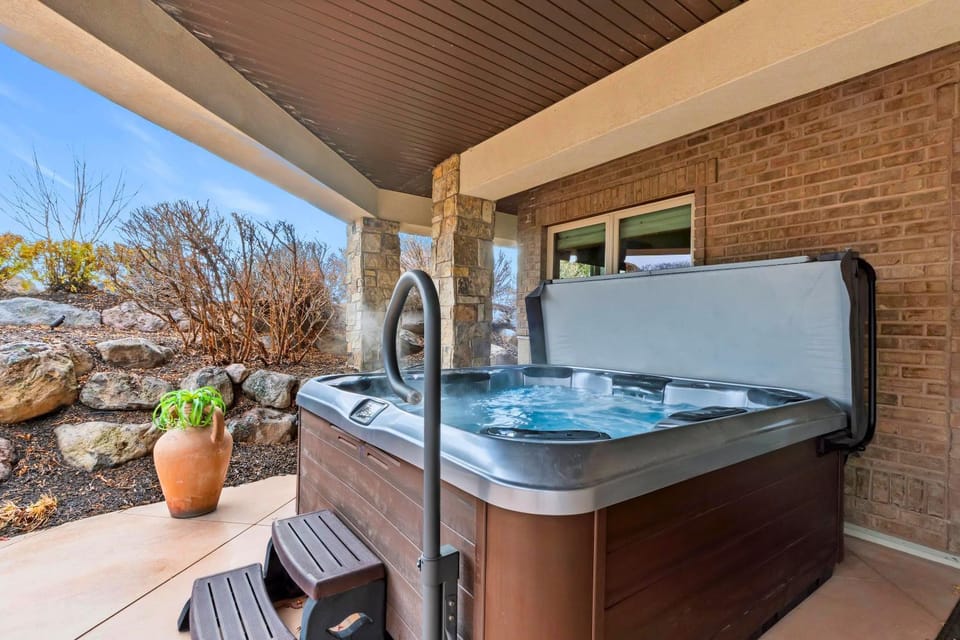 Riverton Luxury Estate with Private Pool - Family Theatre Hot Tub Gym House in Draper