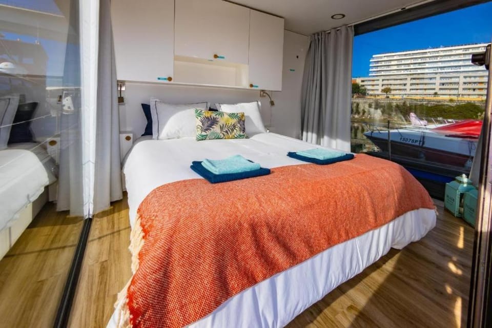 SLEEPBOAT Floating House Boat Oporto Douro Docked boat in Porto