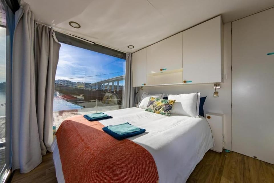 SLEEPBOAT Floating House Boat Oporto Douro Docked boat in Porto