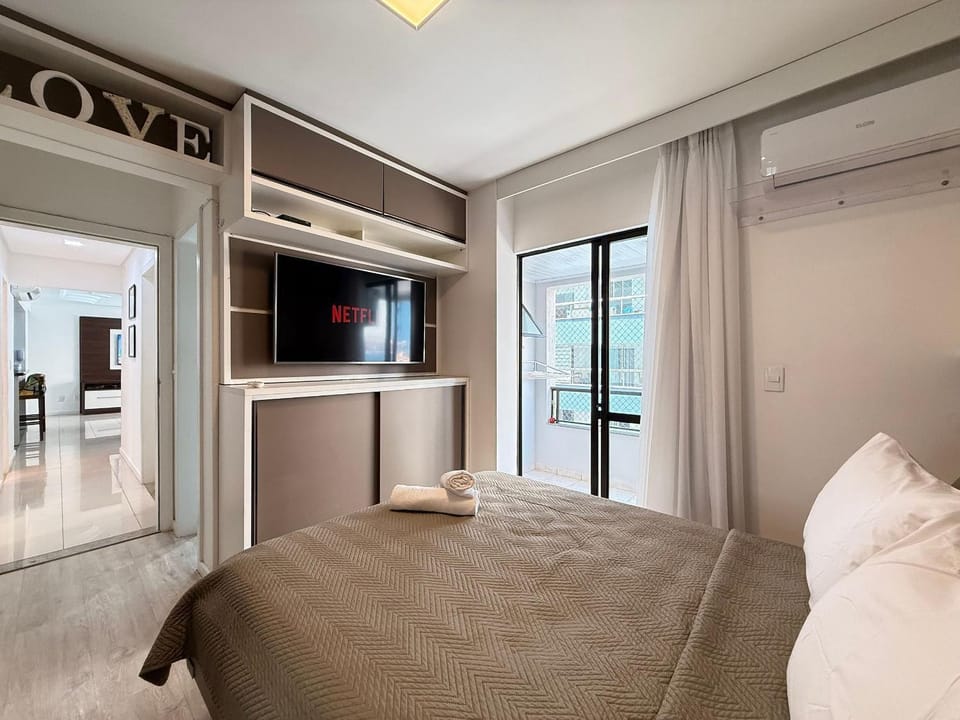 Bed, TV and multimedia, Photo of the whole room, Bedroom, towels