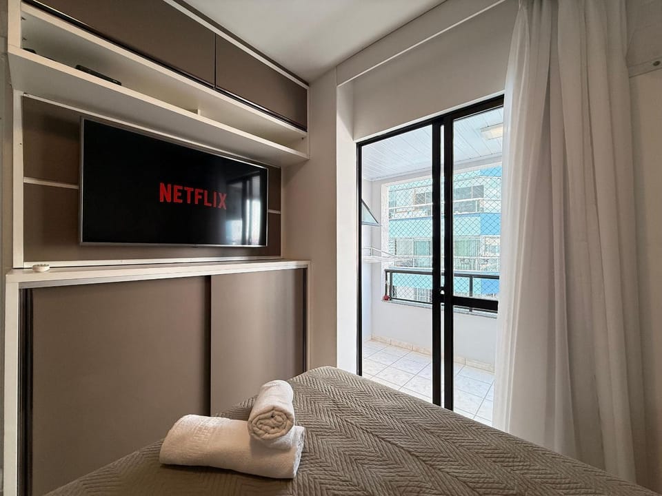 Bed, TV and multimedia, Photo of the whole room, Bedroom, towels