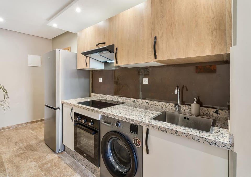 Kitchen or kitchenette, oven, washing machine